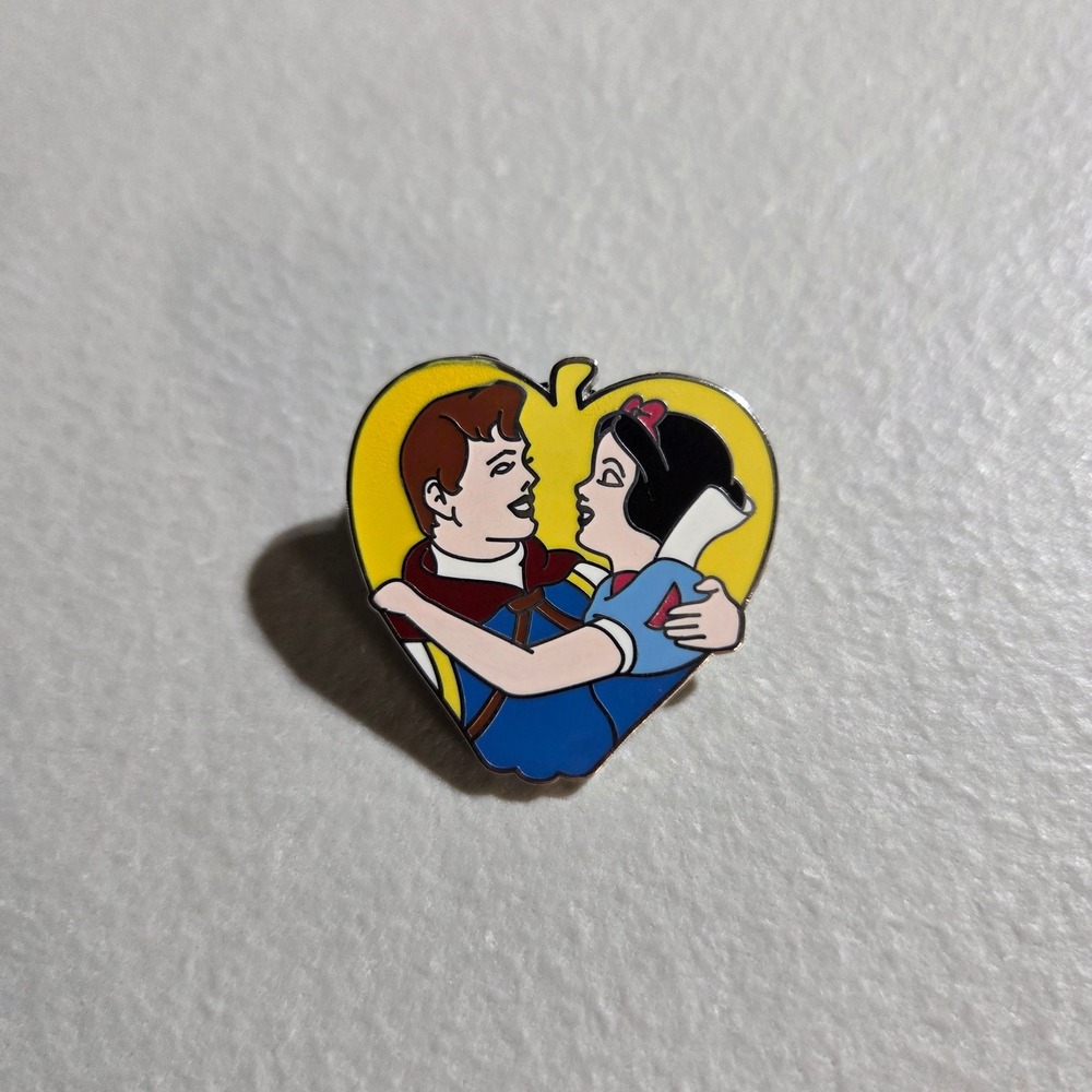 Disney Enamel Pin Unisex OS Yellow Snow White Prince Charming Heart FAC-046730